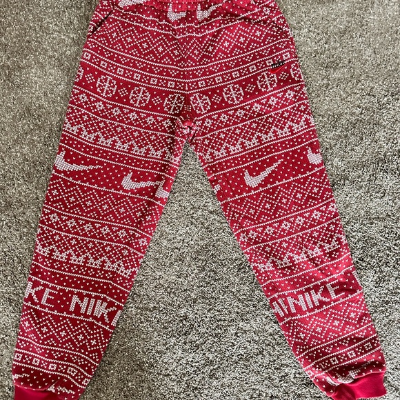 Nike Red and White Patterned Sweatshirt, Sweatpants 
Boys large, worn one time - Picture 7 of 8